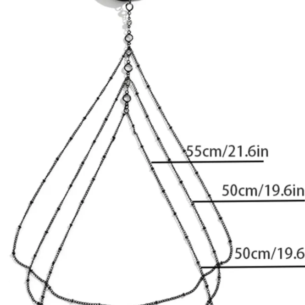 Snygg och unik svart benkedja som verkligen sticker ut! Den har flera tunna kedjor som hänger ner och är dekorerad med glittrande strassdetaljer. Perfekt för att ge din outfit en extra edge, kanske till en fest eller en speciell kväll.. Accessoarer.