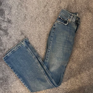 Low waist Bootcut Jeans - Säljer dessa fina lågmidjade jeans från Ginatricot som endast är använda fåtal gånger och är som nya💕 säljer dessa på grund av att dem är för små i midjan💓💓nypris 499kr
