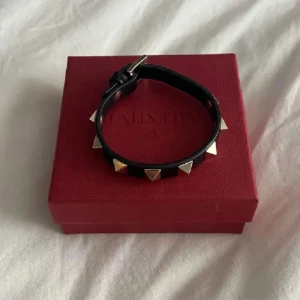 Valentino armband  - Valentino armband, lite defekter se 2a bild, därav priset. Säljer pga att de är guld och jag är silvertjej, därav har de inte använt på ca 1 år. Tillbehör+box följer med. Självklart äkta ☺️. Går ner till 600kr vid snabb affär, möts upp i sollentuna☺️🍂🍁