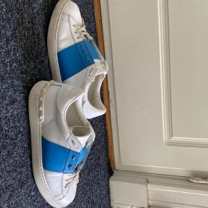 Valentino Opens - Tja säljer mina fina valentino opens i storlek 43, skorna är i 8/10 skick om har skador, säljer skorna pga av att jag ska köpa nya skor till vintern. De är äkta men däremot så har jag redan sålt boxen så org box följer ej med!! Hör av er om frågor!