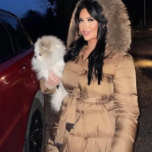 Vinterjacka furstockholm - Säljer nu min fina ”Lily” jacka i färgen Camel (strl S )  nypris ungefär  3000 kr. Den är i nyskick helt oanvänd, säljer då jag vill köpa en ny jacka och skulle behöva en extra peng ☺️ jackan består av 90% ankdun,10% ankfjädrar och kragen rävpäls 🤎🤎