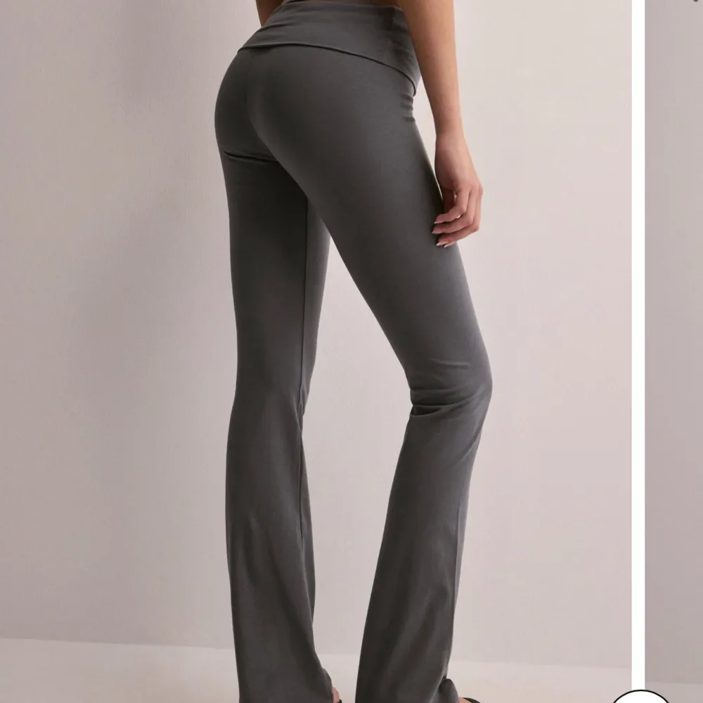 Jättefina yoga pants i mörkgrå färg 💕 Stolek S, långa i benen så bra för dom som e långa. Jeans & Byxor.