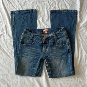 Supersöta lågmidjade jeans! - Säljer pga att jag köpte dem här på plick men de inte passade mig