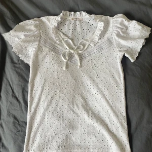 Vit blus  - Supersöt och fin blus från orsay som tyvärr inte kommer till användning!!❤️
