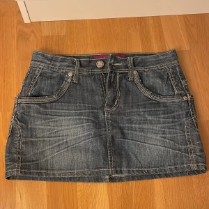 Superfin jeanskjol - Vintage jeanskjol i mycket bra skick, eunt storlek 36