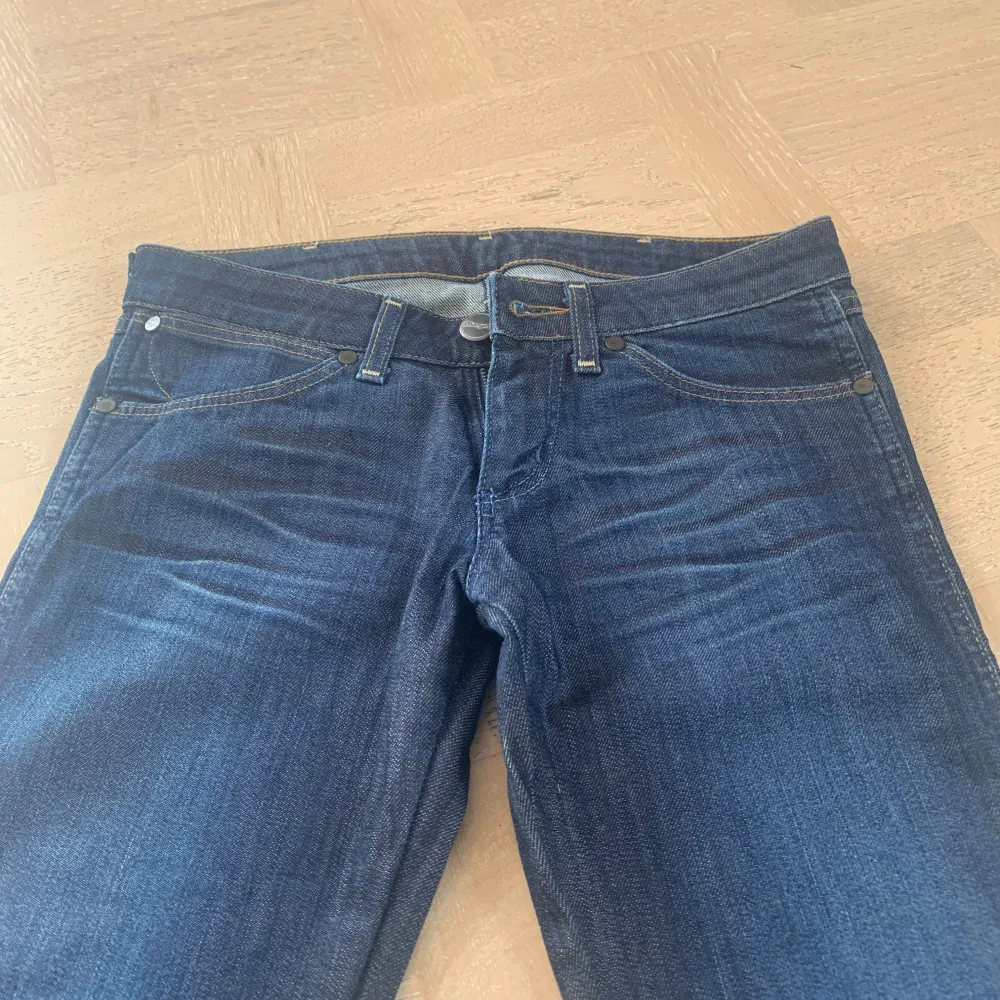 As snygga lågmidjade bootcut Wrangler jeans! Midjemått rakt över: 39cm. Innerbensläng: 78cm ❤️ om ni behöver mer information kontakta mig gärna privat ❤️❤️. Farkut & Housut.