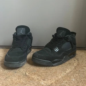 Black cats - Black cats i top skick 10/10 nästan aldrig använda. Pris kan diskuteras vid snabb affär. Dem är inte 100% rena på bilden men jag postar dem nytvättade