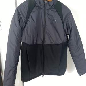 Oanvänd J.Lindeberg Sanaa Hybrid Jacket. Nypris 2000kr säljer för 400kr!