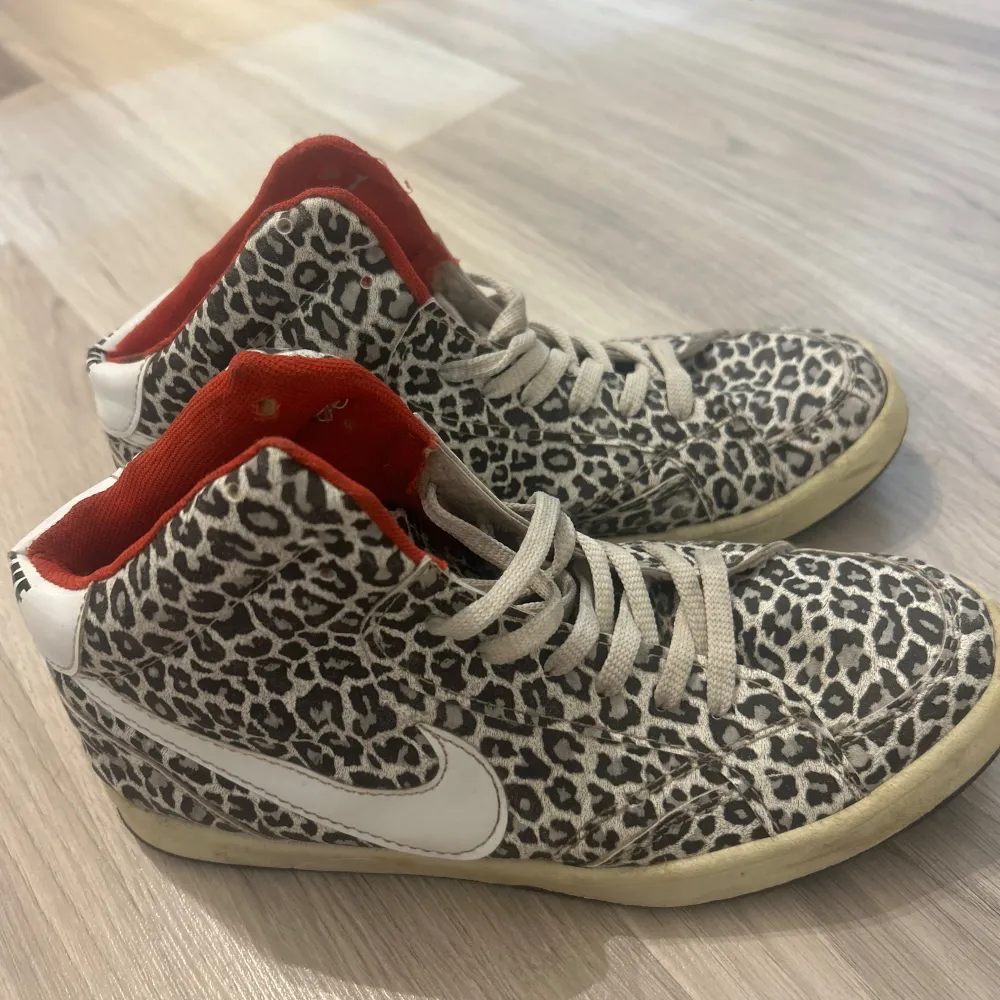 Säljer dessa leopard Nike skor som är min mammas gammla! Dom är i super bra skick bara att smörerna är lite lite smutsiga men det går nog att tvätta bort😇 hör av er vid intresse eller frågor!🐆. Skor.