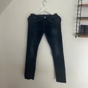 Säljer dessa feta slim fit jeans i storlek 170cm. Skicket är 8/10 och jeansen är i bra kvalitet! Priset kan diskuteras, skriv om ni har fler frågor