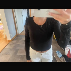 svart tröja med knyte där bak  - jätte fin tröja med knyte där bak 