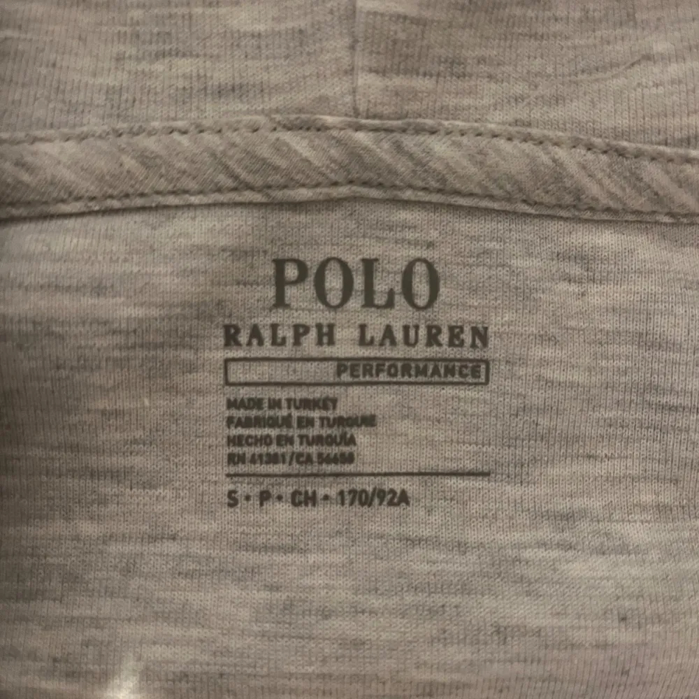 Jag säljer min riktigt snygga ralph lauren kofta som passar bra nu till hösten 🍁Den är köpt från Zalando och har använts ett mindre antal gånger. Topp skick och inga defekter alls ✅ Skriv privat om du har några funderingar! . Tröjor & Koftor.