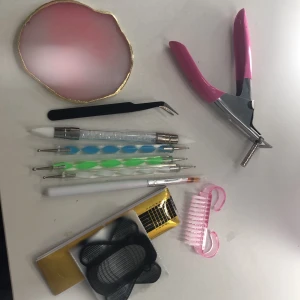 Nageltillbehör/verktyg - Elfilen använd en gång men (med finns nya bits som aldrig är använda). Uvlampan använd flera gånger men funkar som den ska. Resten nytt och aldrig använt!