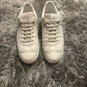 Valentino flycrew - Tja säljer nu mina valentino skor i storlek 40/41 saknas 1 spik på ena skon o 3 på andra annars är dom i top skick därmed säljer ja dom för 1799