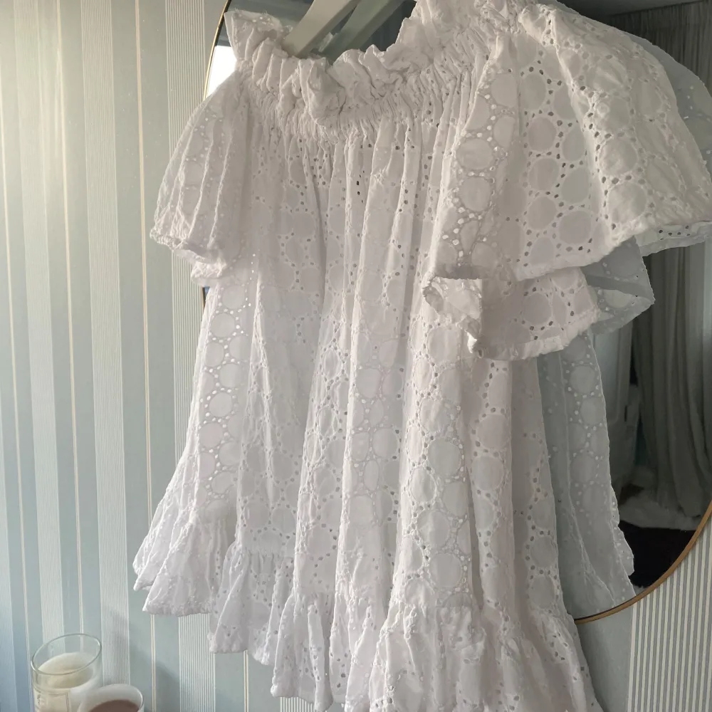 Så söt off-shoulder blus, så fin till tex middagar!! Använd fåtal gånger. Resårband runt axlarna, storlek 32 passar xs-s♥️. Blusar.