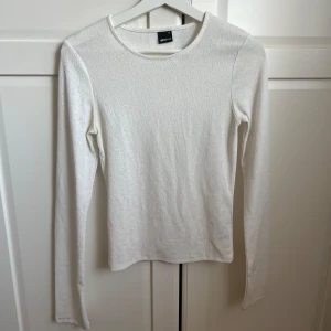 Halvt genomskinlig tröja  - Såå fräsch tröja ifrån Ginatricot! Lång i ärmarna samt halvt genomskinlig, så snygg med en fin bh under!!