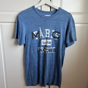 Marc Jacobs T-shirt  - T-shirt ifrån Marc Jacobs. Trycket är lite slitet. Men tycker den är så himla cool och unik. Säljs ej längre. Skriv för fler bilder!