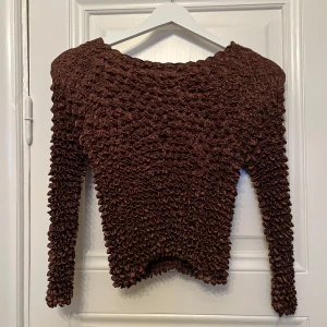 Långärmad topp i brunt - Topp i brunt i unikt material! Passar XS-L