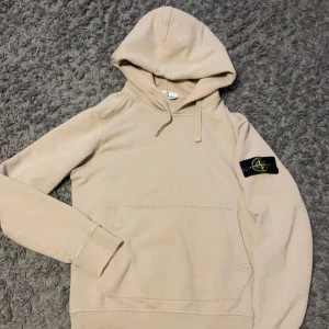 Stone island hoodie - Säljer nu min Stone island hoodie i storlek S, då den inte passar mig längre. (Pris kan diskuteras vid snabb affär)