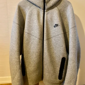 Tech flecce Nike storlek XL Nyskick - En Tech Flecce Nike XL  Använd 3 gånger köpt i juli månad blivit för stor för mig, därför säljer jag den.  Köpt från nike.com för 1.449kr.  Billigare vid snabb affär. NYSKICK!