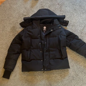 Canada Goose wyndham - Säljer denna canada goose wyndham jackan då den inte heller kommer till så värst anvädning pågrund av storleken. Varm som fan och perfekt till vintern. (Inge päls)