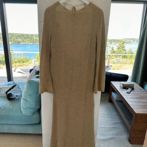 Guldig klänning - En guldig klänning från asos använd endast 1 gång 