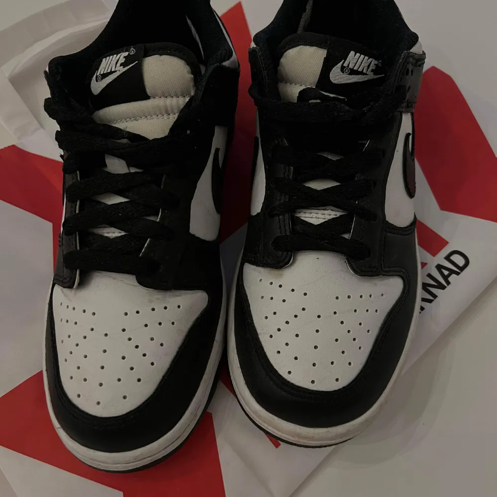 Säljer ett par snygga svartvita Nike sneakers. De har en klassisk design med svart och vit färgkombination och är perfekta för både vardag och fest. Skorna har snörning och är i bra skick. Perfekta för dig som vill ha en stilren look!. Kengät.
