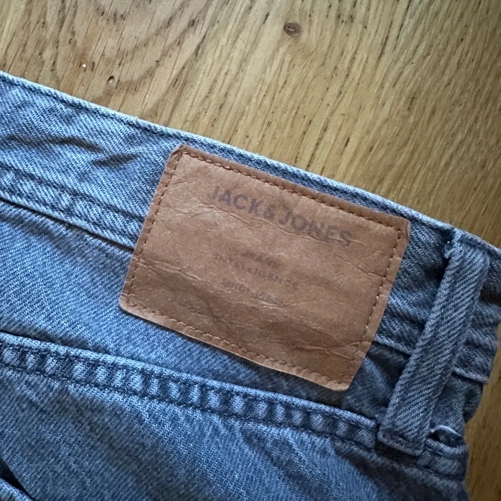 Säljer mina gråa Jack & Jones jeans som inte passar längre!  Sjukt snygga och jätte bra skick. Storlek 30/30 . Jeans & Byxor.