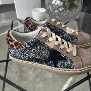 Helt nya Golden Goose, glittriga med leopard detaljer 🌟box, tillbehör medföljer!