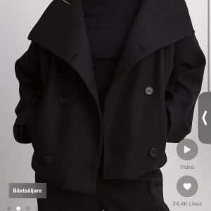 Kappa - Jättefin kappa från nakd i mycket bra skicka. Storlek 38, men passar mig fint som brukar ha xs/s i kläder. Sitter lite oversized