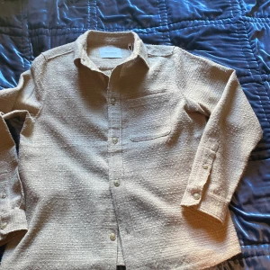 les deux tröja  - Säljer nu min les deux tröja för att de aldrig kom till använda  Storlek M Skick 10/10 helt ny  Ny pris 1350kr Skicka om de finns några tankar i åtkomst