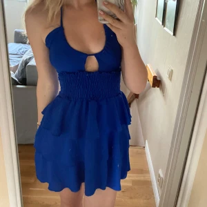 Klänning  - Säljer denna supersöta mörkblåa klänningen i storlek S/M💙 Köpte den i en butik utomlands för 499 kr men den har aldrig kommit till användning. Den kan knytas på massa olika sätt, har visat några på bilderna. Skriv för frågor💞