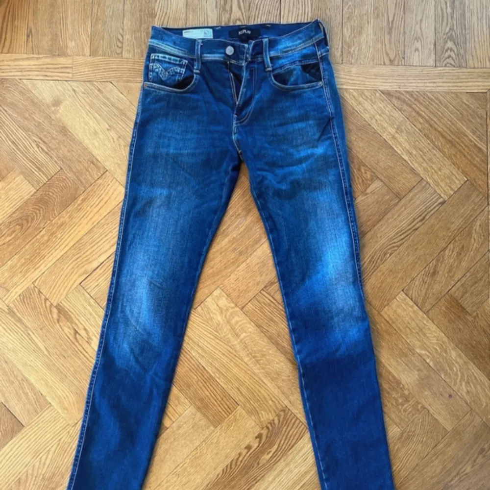 Säljer dessa Replay jeans nyskick knappast använda, anbass hör av dig vid funderingar 👍. Jeans & Byxor.