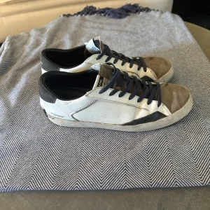 Crime London skor - Säljer ett par feta Crime London skor i storlek 44 men passar 43! Skick 7/10 Skriv vid intresse!