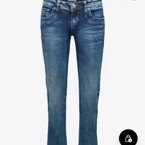 Jättefina lågmidjade bootcut ltb valerie jeans! Mycket bra skick och nypris är 915💕 skriv vad du skulle kunna tänka dig att betala! Storlek  24/36