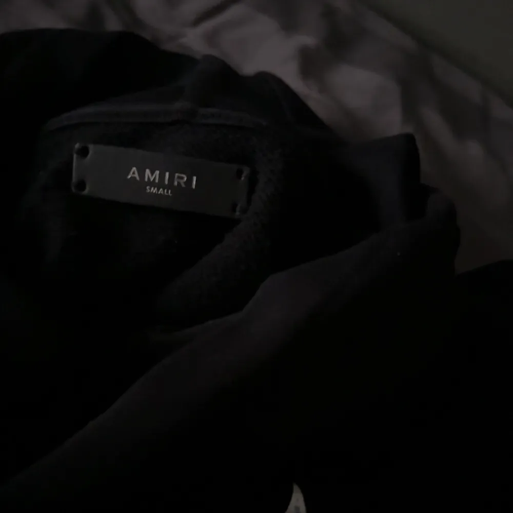 Amiri Hoodie köpt för 6k för ungefär 1 år sedan, knappast använd. Hoodien är i storlek S men den är lite större i storleken så kan passa M också. Kqn sälja för 3000 vid snabb affär. Hoodies.