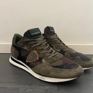 Philippe model skor  - Säljer riktigt snygga skor i militärgrön färg, de är i 8/10 skick me små defekter som visas i bilderna. Hör av dig vid frågor o funderingar!