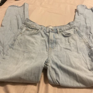  Ett par ljusblå jeans från Gina Tricot -  Säljer ett par ljusblåa jeans från dina Tricot i storlek 34