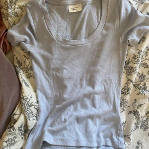 T-shirt  - Säljer denna fina tröja från Gina tricot 💓 Nästan aldrig använd. Pris kan diskuteras om man inte vill köpa för priset jag erbjuder 💘