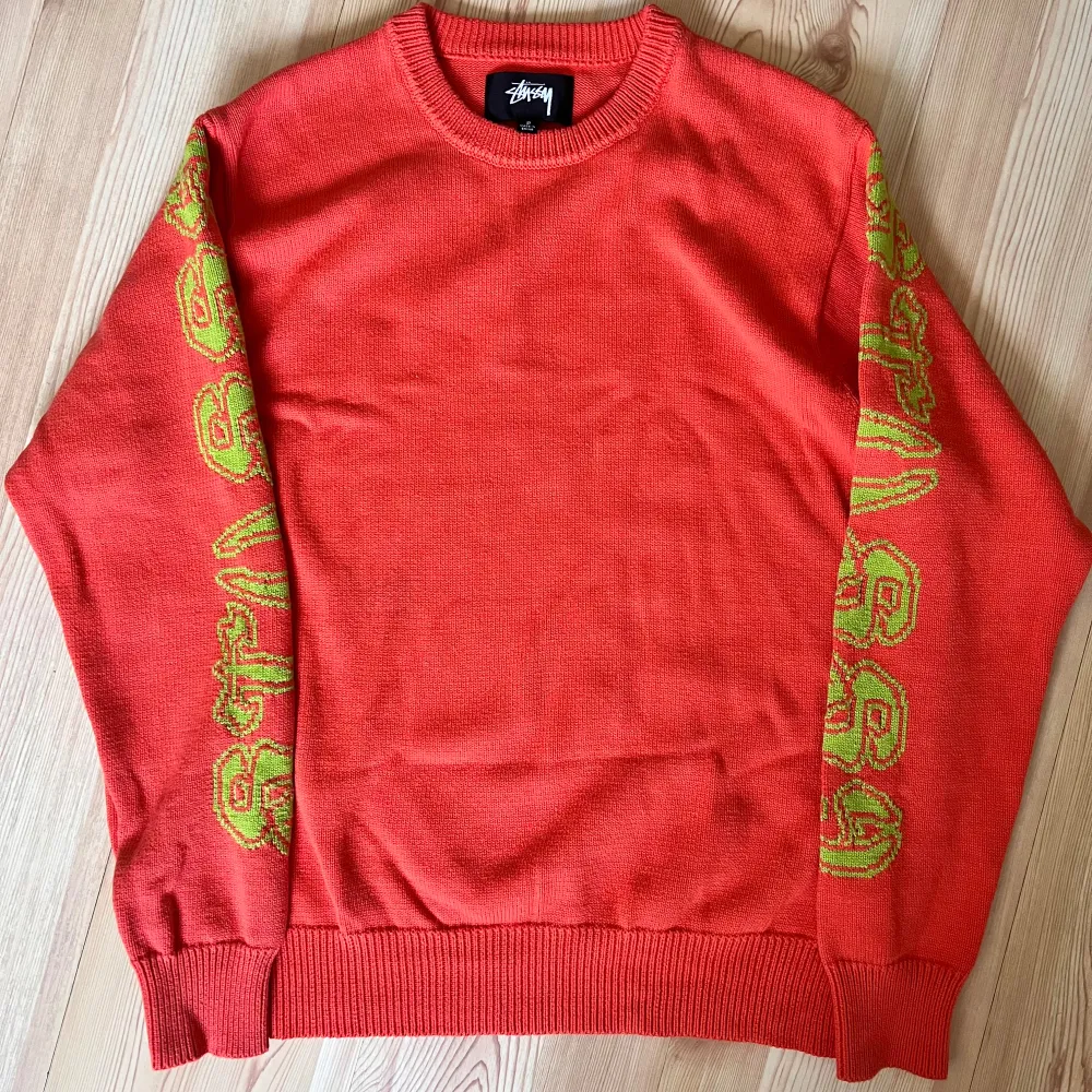 Selling 2023SS Stüssy Sleeve logo orange sweater, Size S (Men)  Bought for 1800kr at Très Bien but didn’t wear it often since it didn’t fit me🙁. Stickat.