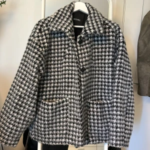 Jacka - Supersnygg höst/vår/vinterjacka från Monki i storlek M!!💞