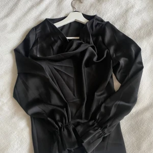 Svart Silkes blus  - Säljer en välldigt fin silkes blus i storlek S ifrån shein, som inte kommit till användning pågrund av storleks fel.💕