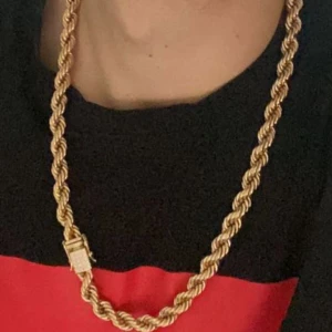 Guldhalsband med diamantlås  - Säljer ett snyggt cordell guldhalsband med en vriden design. Halsbandet har en låsdetalj med små glittrande stenar som ger det en extra touch av lyx. Frågor? Tveka inte på att skicka ett meddelande. Pris kan diskuteras! Bra Skick.  Möts i Stockholm!