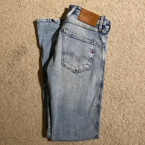 Ljusblå jeans - Replay jeans färg ljus blå skick:10/10 Hör av dig via frågor eller funderingar, snabb affär kan gå ner i pris 📦