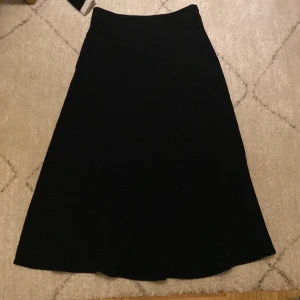 Stylein Kjol - Jättefin kjol från Stylein i svart stretchigt material vilket gör den väldigt bekväm. Hör av dig vid frågor och funderingar! (Mycket bra skick)