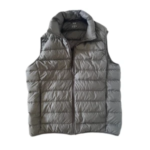 Uniqlo väst  - Säljer min Uniqlo Ultra lightdown vest! nypris 599 jag tycker den passar för stort på mig och säljer den därför, den är perfekt nu på hösten! skriv om du är intresserad!