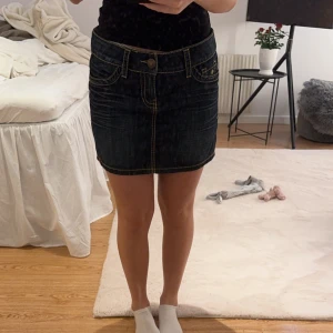 Kort kjol - Säljer denna super fina kjol då den tyvärr inte kommer till användning… lite större än vad storleken säger!