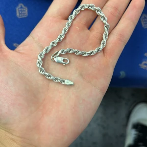 Cordell  - Armbandet är äkta silver 4mm bredd och 21 cm lång, halsbandet är 3mm bredd och 50cm lång äkta silver stämpel finns på både. Säljs som ett set.