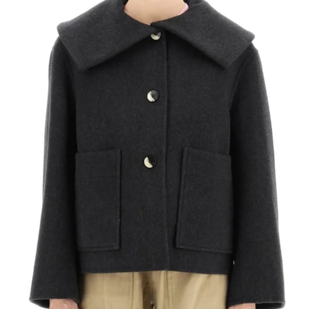 Ganni oversized collar short coat. Jackor.