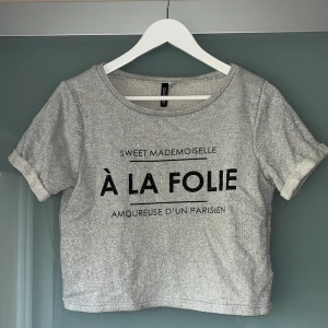 Glittrig t shirt  - Snygg glittrig tshirt i croppad modell. Lite tjockare i materialet så perfekt nu på hösten/till vintern.